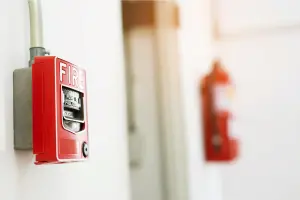 Gros plan sur un système d'alarme incendie surveillé par des agents de sécurité incendie professionnels.